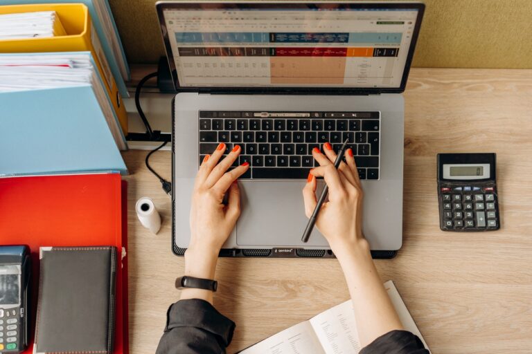 création d'entreprise : entrepreneur planifiant le lancement de son entreprise avec des documents et un ordinateur