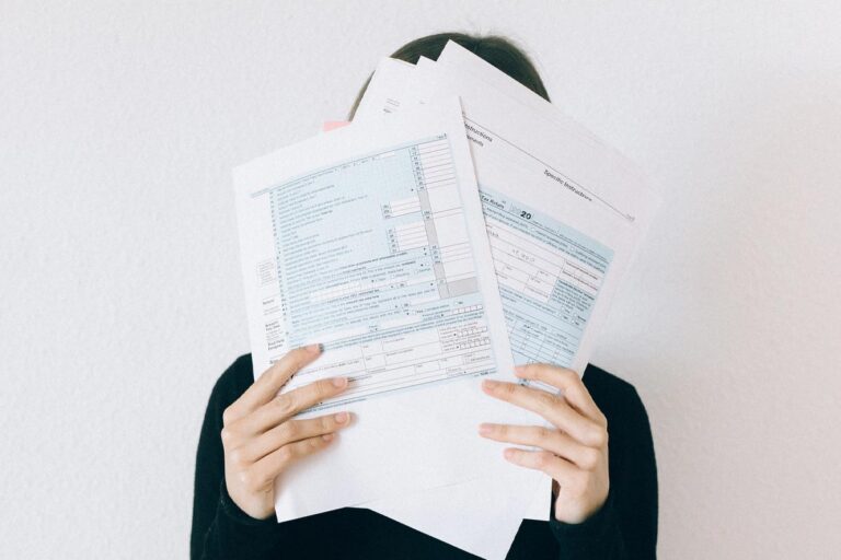 crédit d'impôt : documents fiscaux et calculatrice sur un bureau