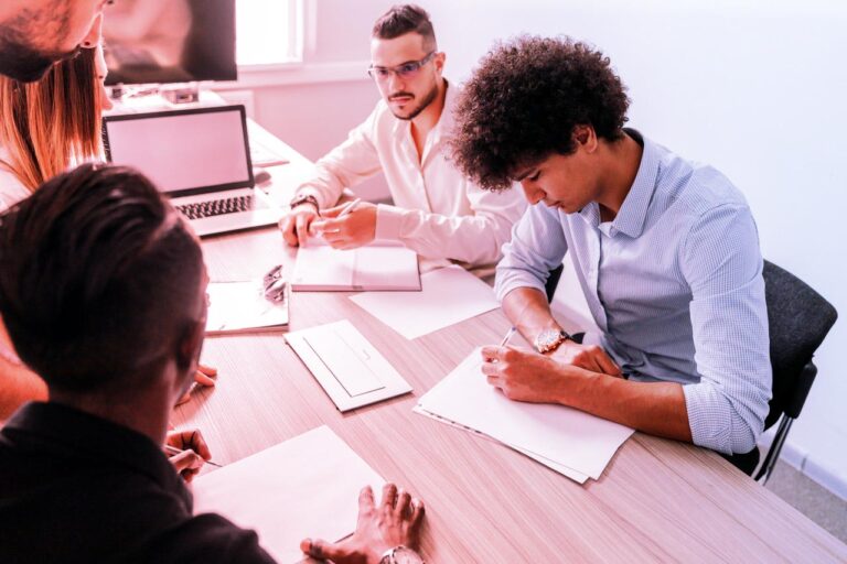 création d'entreprise : illustration d'un entrepreneur développant son projet