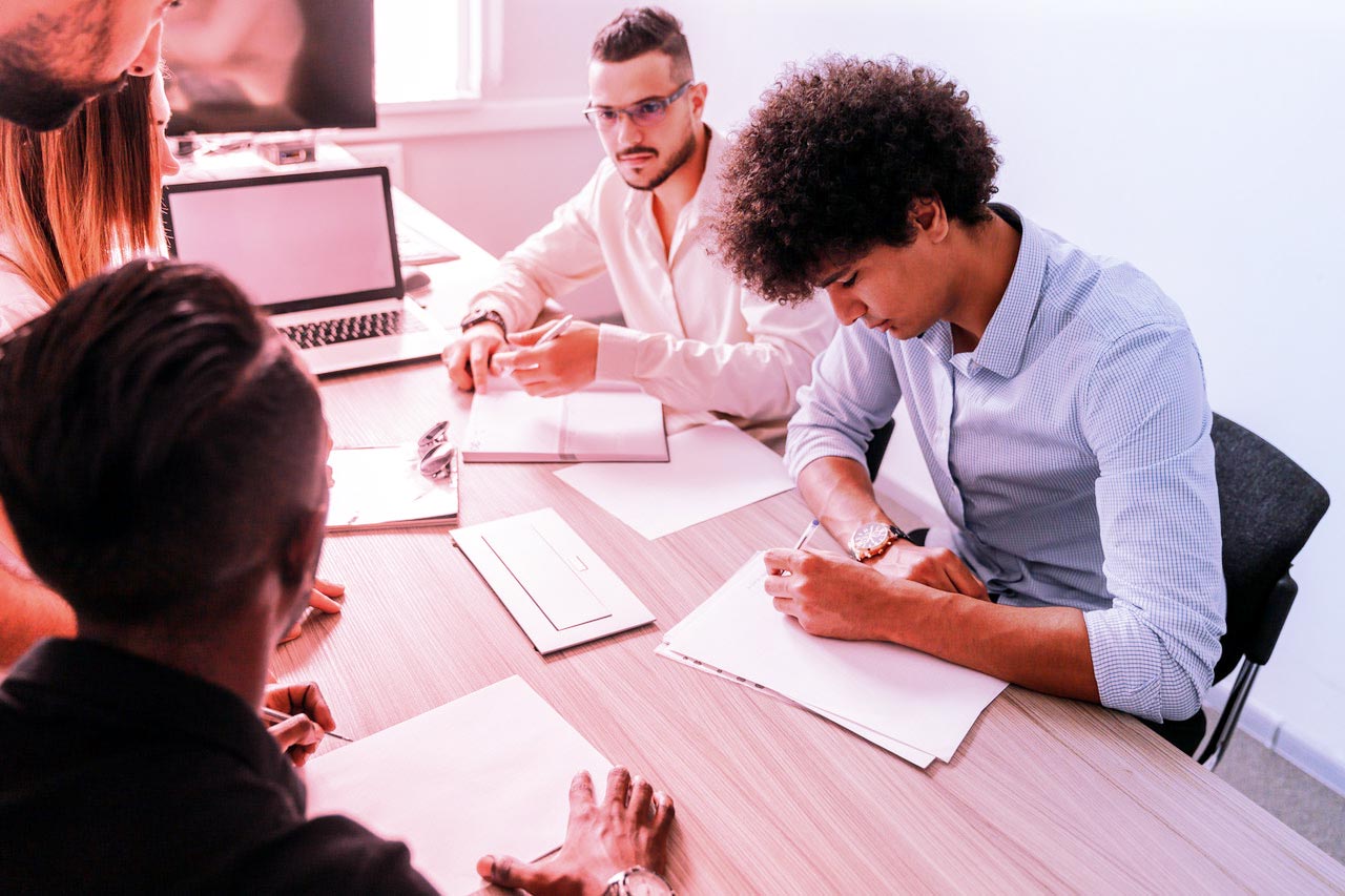 création d'entreprise : illustration d'un entrepreneur développant son projet