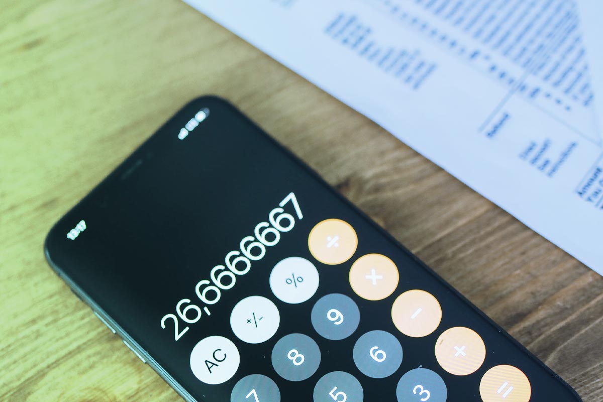 crédit d'impôt : documents fiscaux et calculatrice pour optimiser ses impôts
