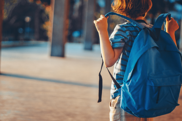 rentrée scolaire 2022 : image d'élèves avec des sacs à dos attendant la rentrée