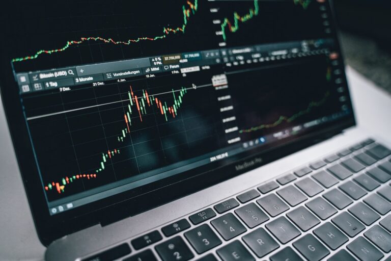 signaux de trading : interface graphique de trading avec indicateurs financiers