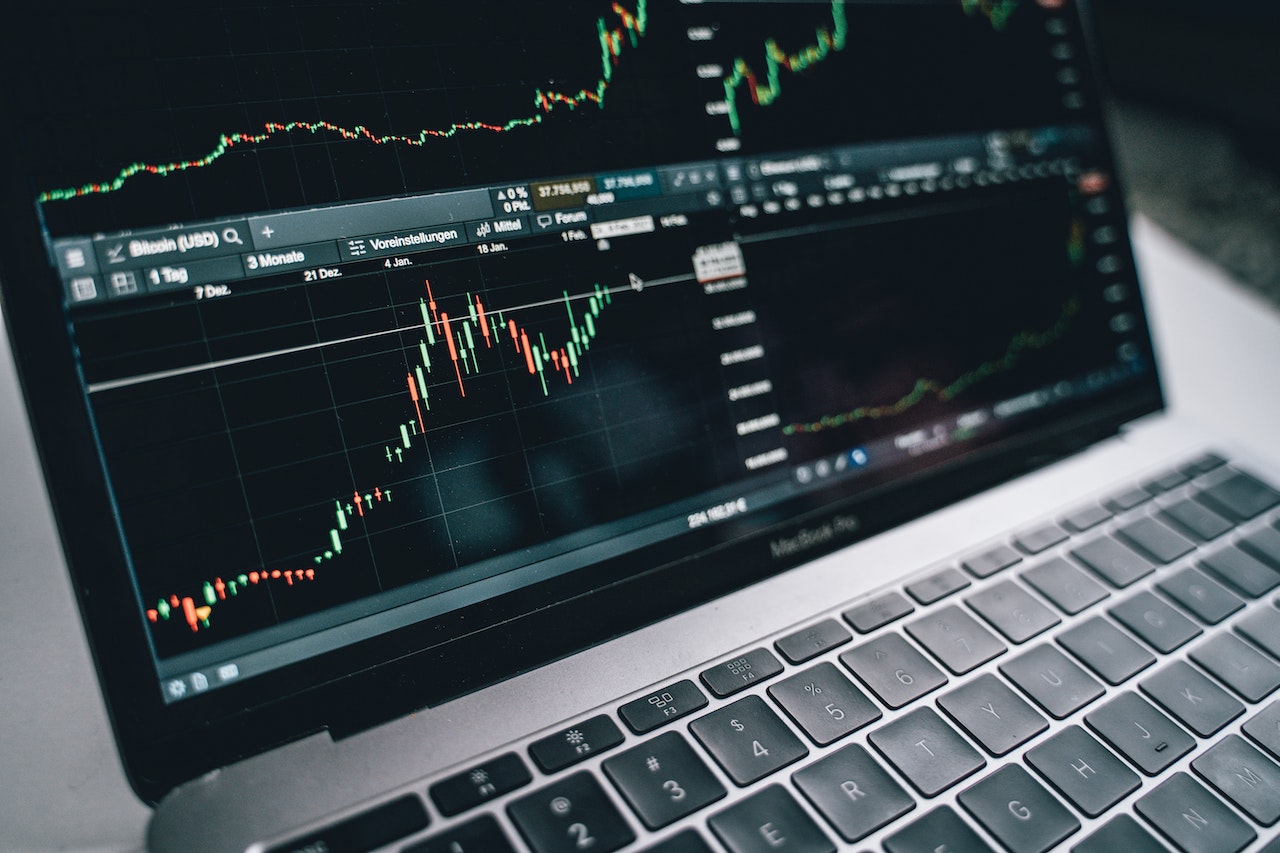 signaux de trading : interface graphique de trading avec indicateurs financiers
