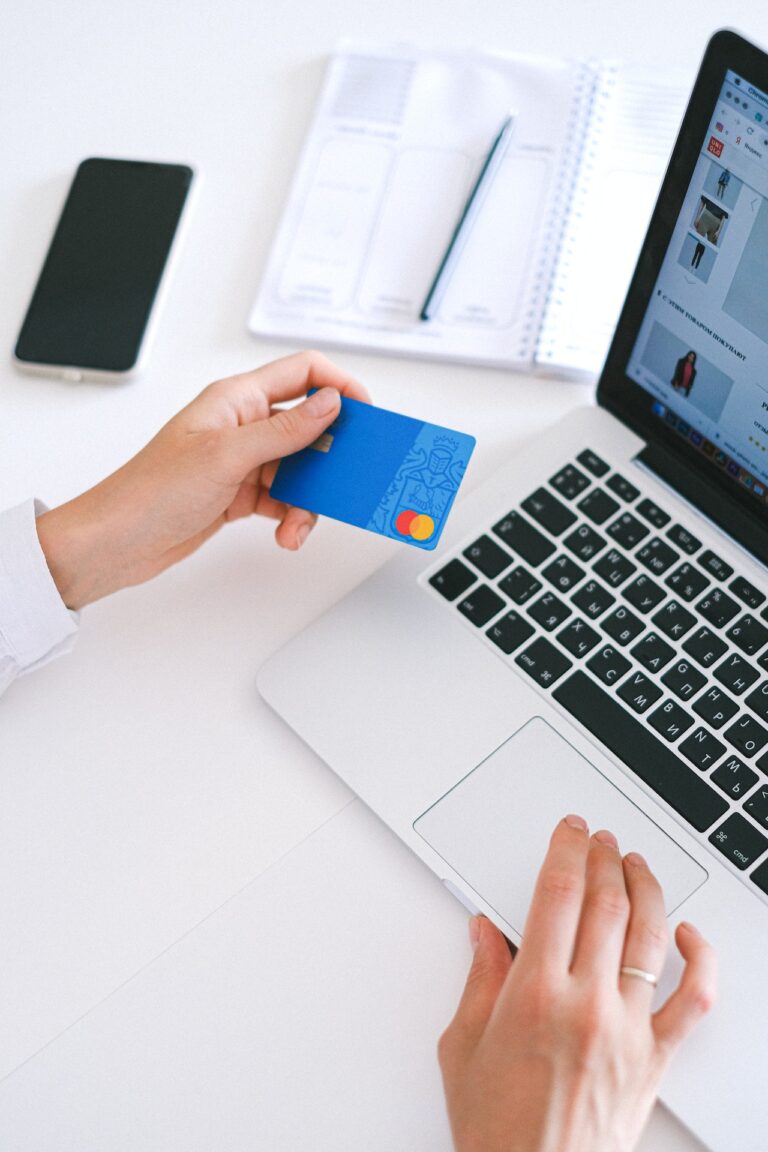banque en ligne gratuite : illustration de l'interface d'une banque en ligne sur un smartphone