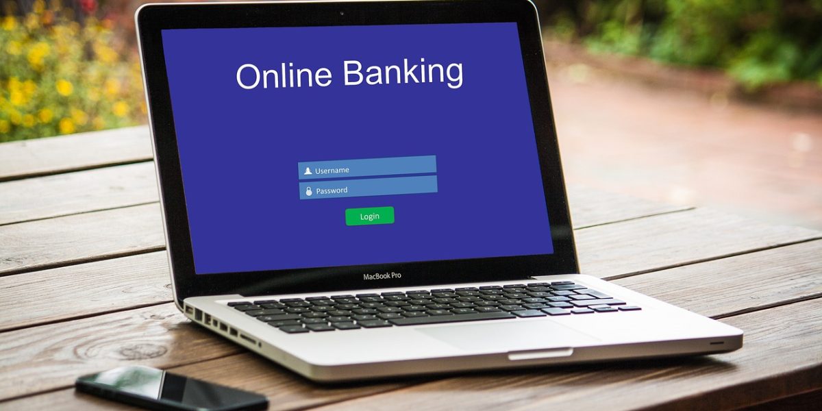 banque en ligne SARL EURL : un professionnel utilisant une banque en ligne sur un ordinateur portable