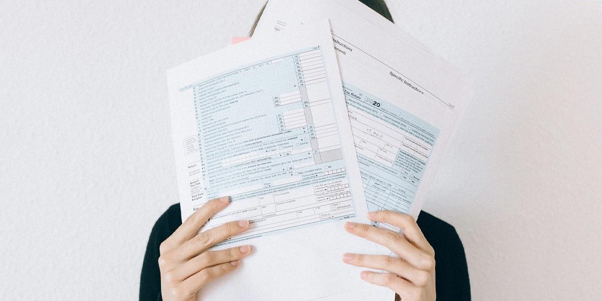crédit d'impôt : documents fiscaux et calculatrice sur un bureau