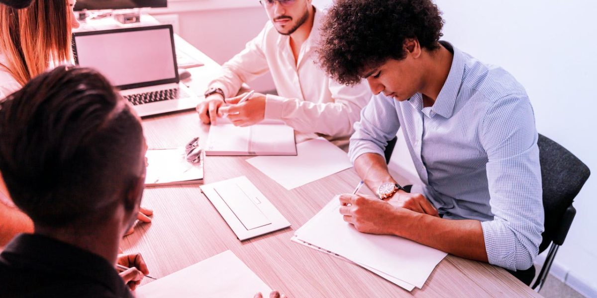 création d'entreprise : illustration d'un entrepreneur développant son projet