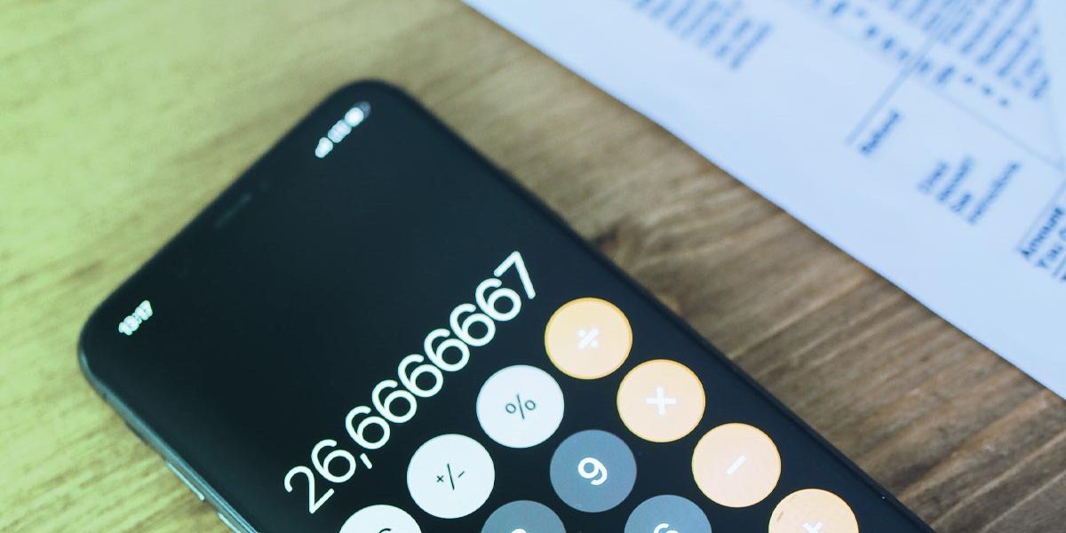 crédit d'impôt : documents fiscaux et calculatrice pour optimiser ses impôts