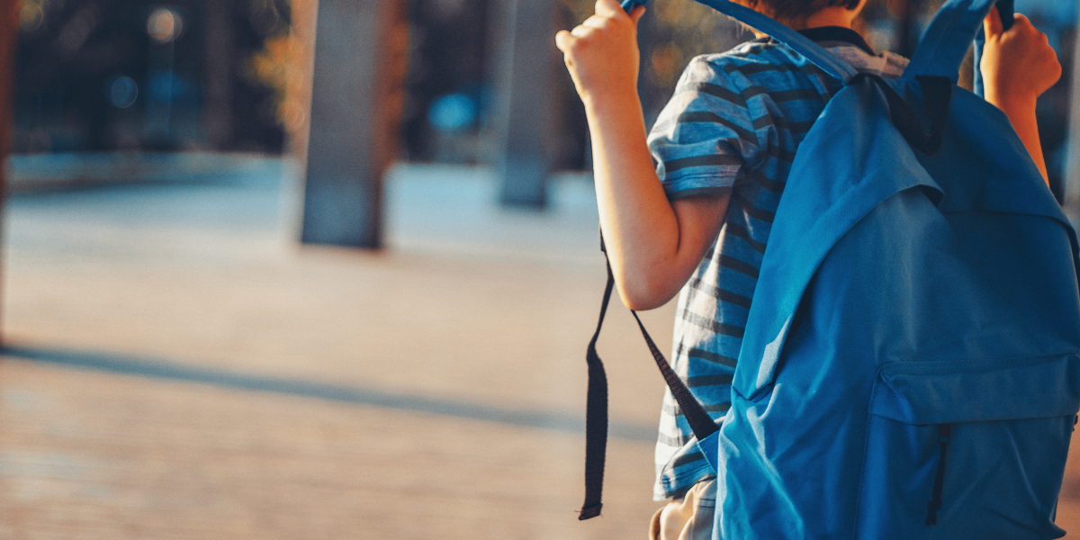 rentrée scolaire 2022 : image d'élèves avec des sacs à dos attendant la rentrée